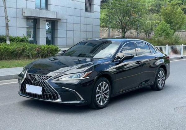 钱掌柜配资 20万买豪车，雷克萨斯ES准新车况好，值不值？